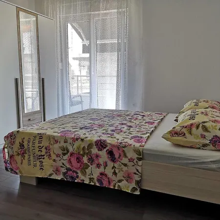 Dzeki Apartment Split